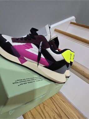Off-White White Fuchsia Arrow Sneakers Box Label